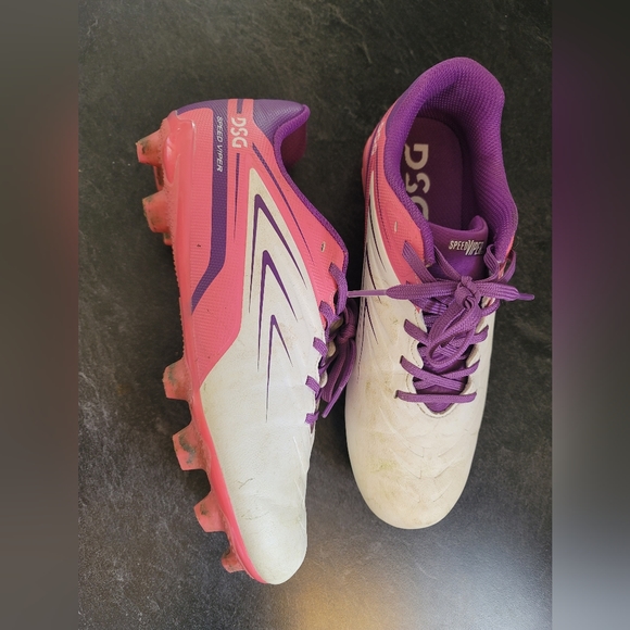 Youth Soccer Cleats Girls 5 - Picture 2 of 4